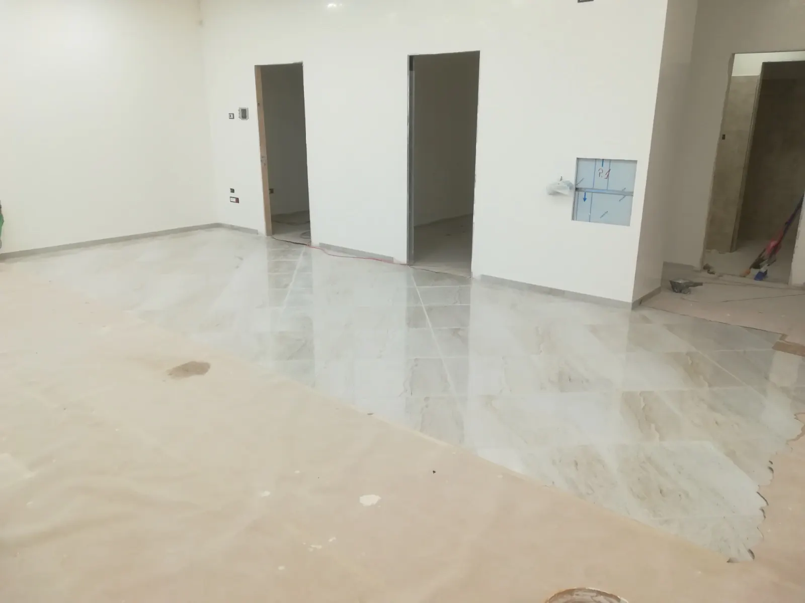 Posa pavimento in ambiente commerciale