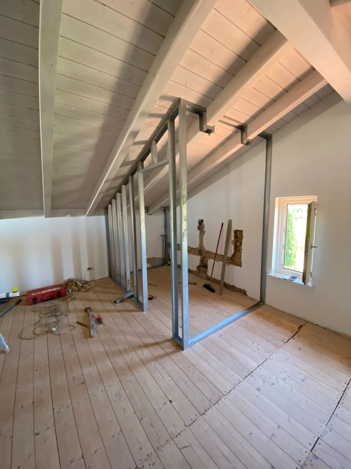 Realizzazione di nuove pareti interne durante il cantiere