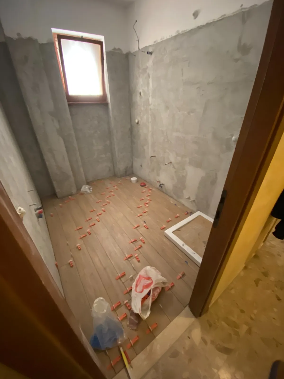 Posa pavimento e preparazione bagno durante il cantiere