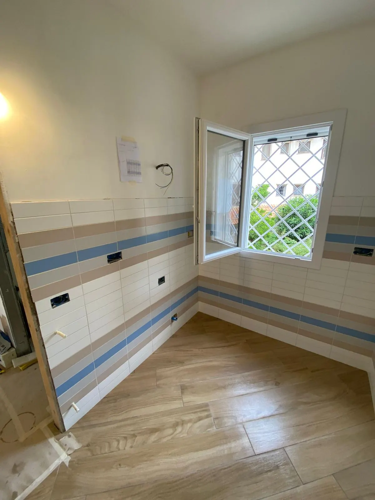 Rivestimento bagno in fase di posa
