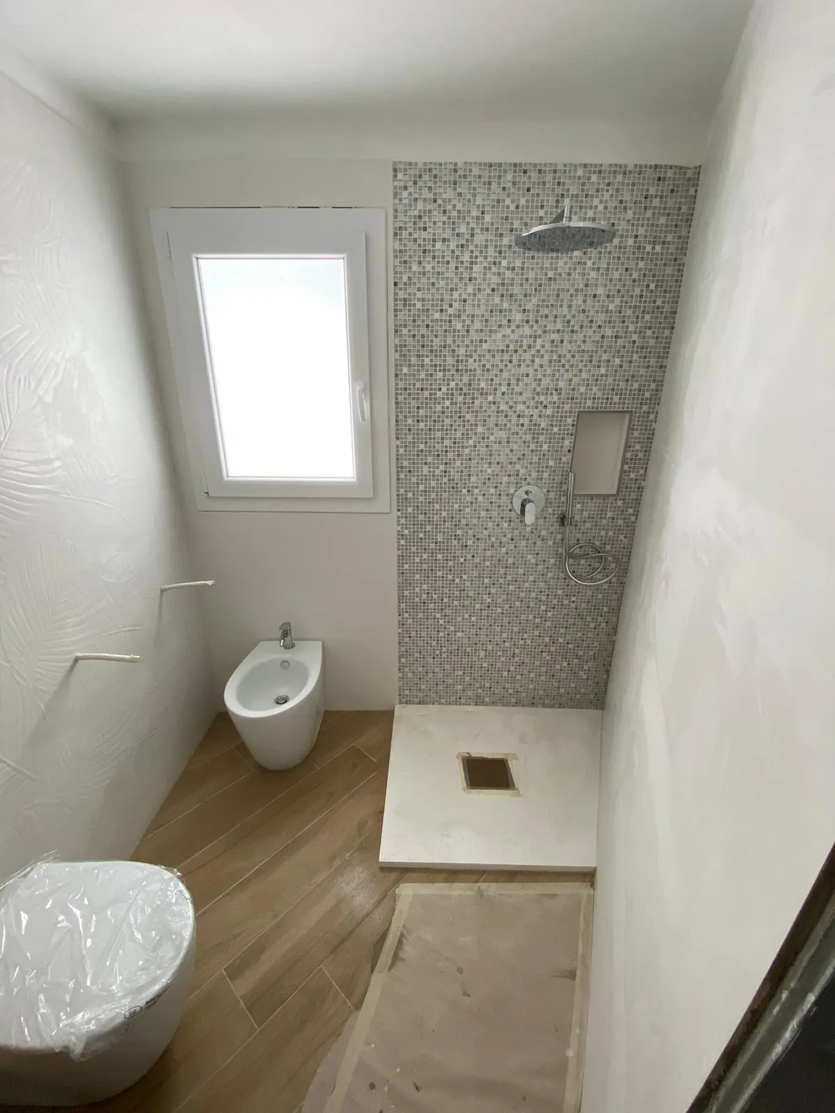 Doccia con rivestimento a mosaico