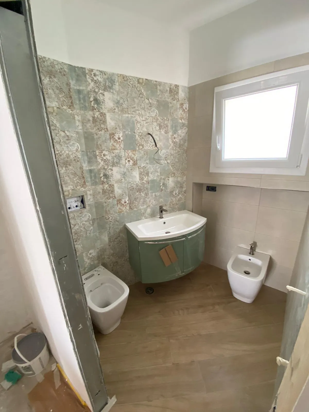 Bagno con rivestimento decorativo e mobile su misura