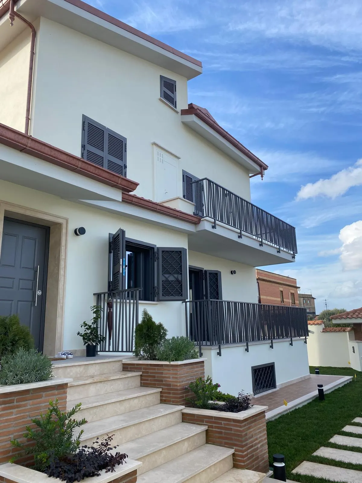 Facciata esterna di una villa ristrutturata