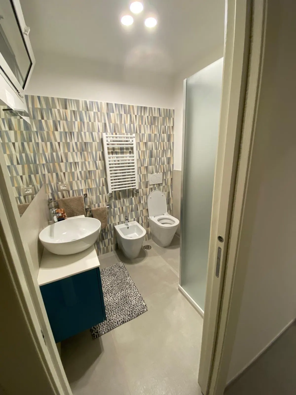 Bagno completato con mobile su misura